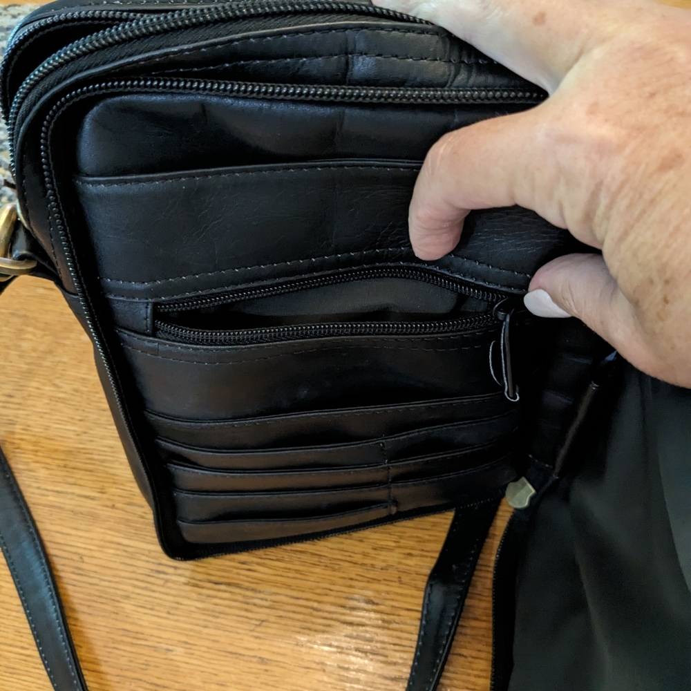 LAND Genuine Leather Cross Body handbag, organizer, lots of pockets - Picture 7 of 14